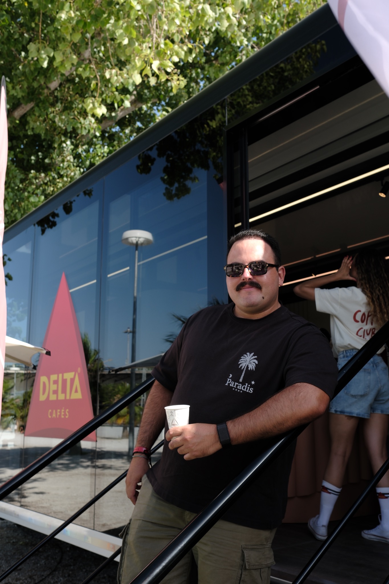 Mário com um café junto ao espaço Delta Cafés