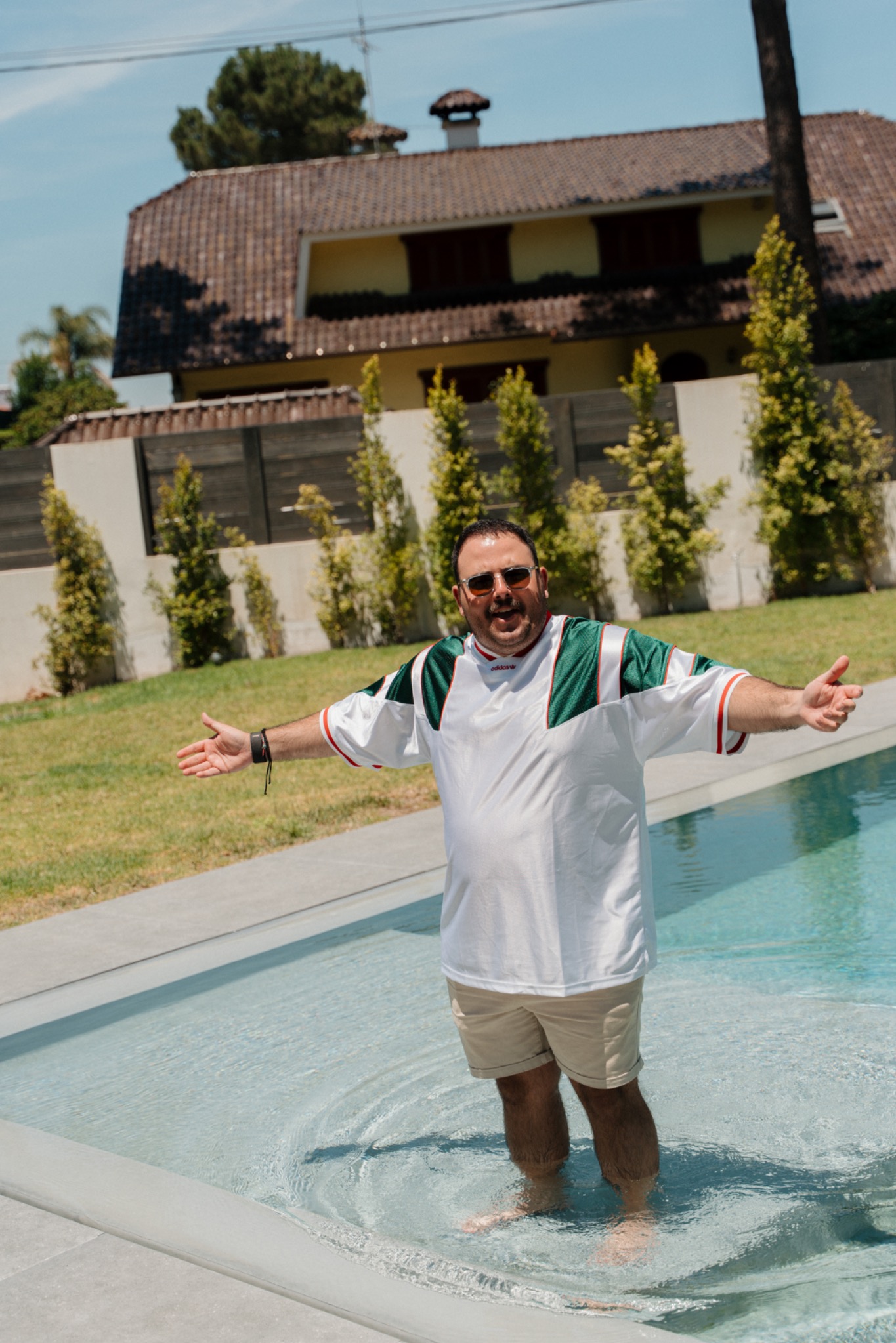 Mário de braços abertos na piscina